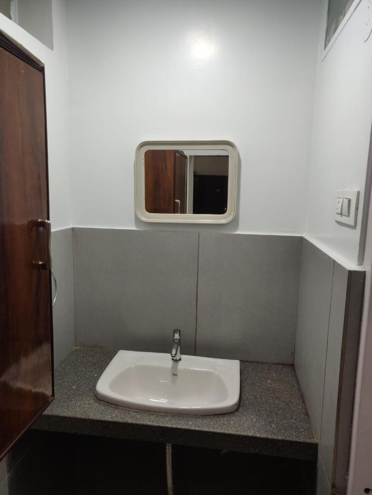 קולהאפור Hotel Parth Residency מראה חיצוני תמונה